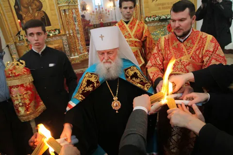 Благодатный огонь из Успенского собора горит во всех храмах Ярославской епархии (с фото)