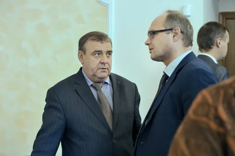 Шестнадцать мгновений из жизни двух директоров департаментов мэрии Ярославля Владимира Евдокимова и Бориса Буракова. С фото