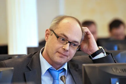Шестнадцать мгновений из жизни двух директоров департаментов мэрии Ярославля Владимира Евдокимова и Бориса Буракова. С фото