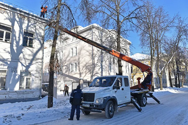 В Ярославле очищают от снега крыши и тротуары