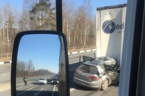 В Ярославской области водитель легковушки врезался в фуру и погиб