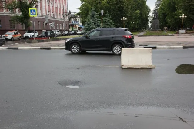 На перекрестке проспекта Ленина и улицы Советской образовался провал