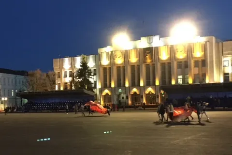Ярославль, Советская площадь: витязи и девушки с красными полотнищам