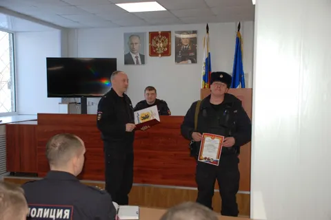 Полицейских, предотвративших взрыв газа в жилом доме, наградили грамотами МЧС
