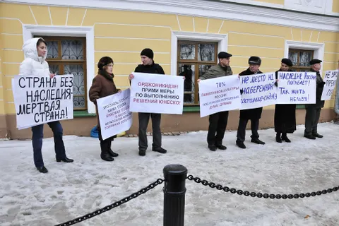 Борцы за сохранение исторического наследия Ярославля собрались то ли на пикет, то ли на санкционированный митинг