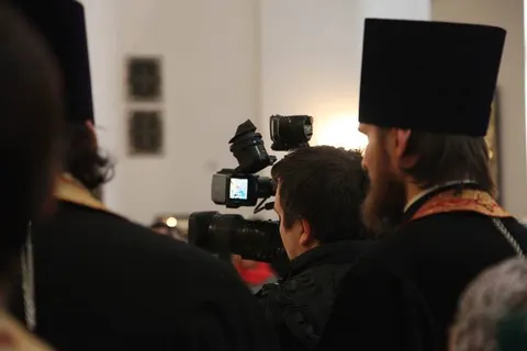 Благодатный огонь в Ярославле раздавали при большом стечении народа
