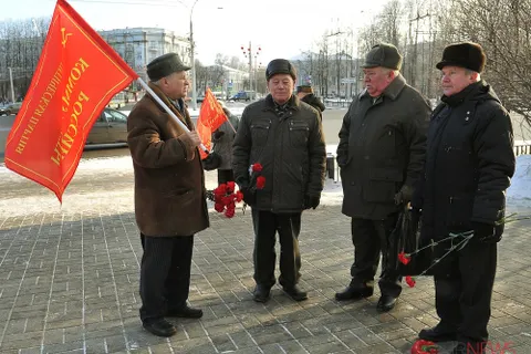 В Ярославле коммунисты возложили цветы к памятнику Ленину. Фоторепортаж