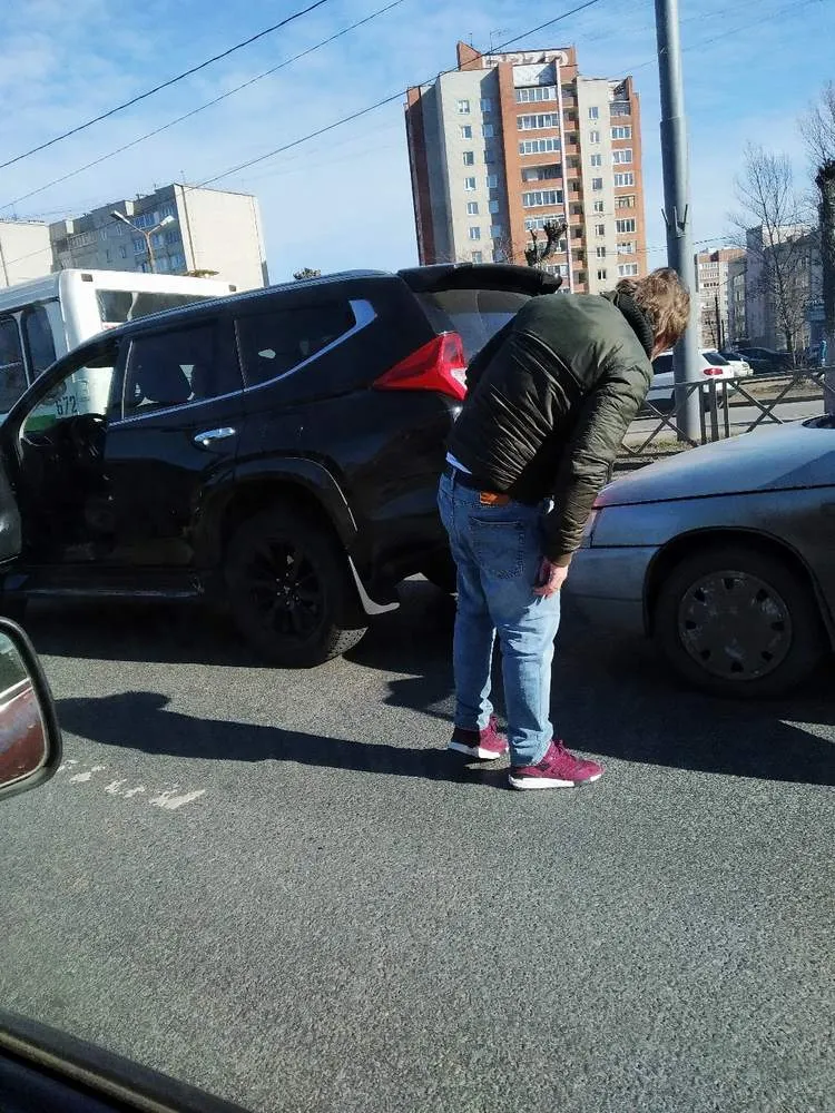 В Ярославле на Московском проспекте легковушка въехала во внедорожник
