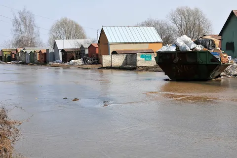 Талые воды заливают Резинотехнику Ярославля. Фоторепортаж