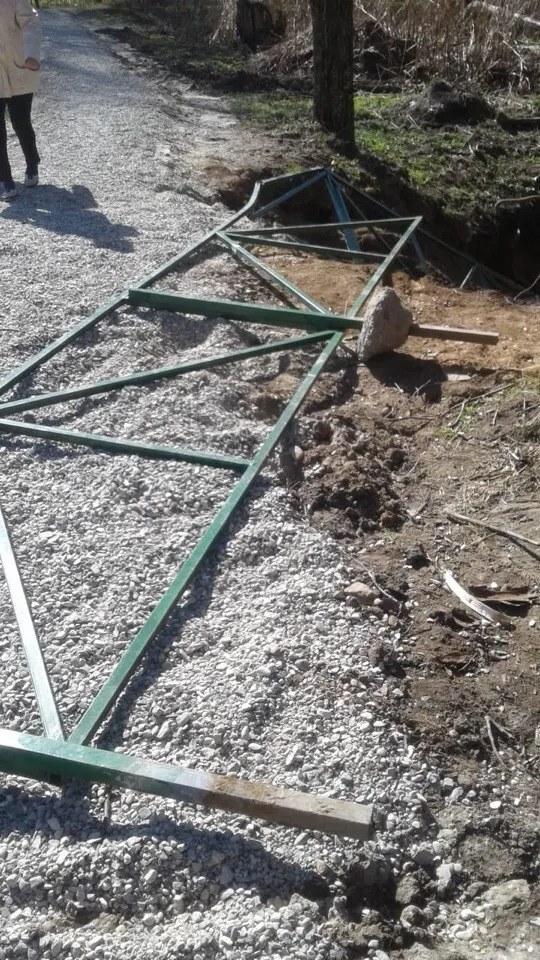 В Тутаеве вандалы разгромили ограждения в парке Победы