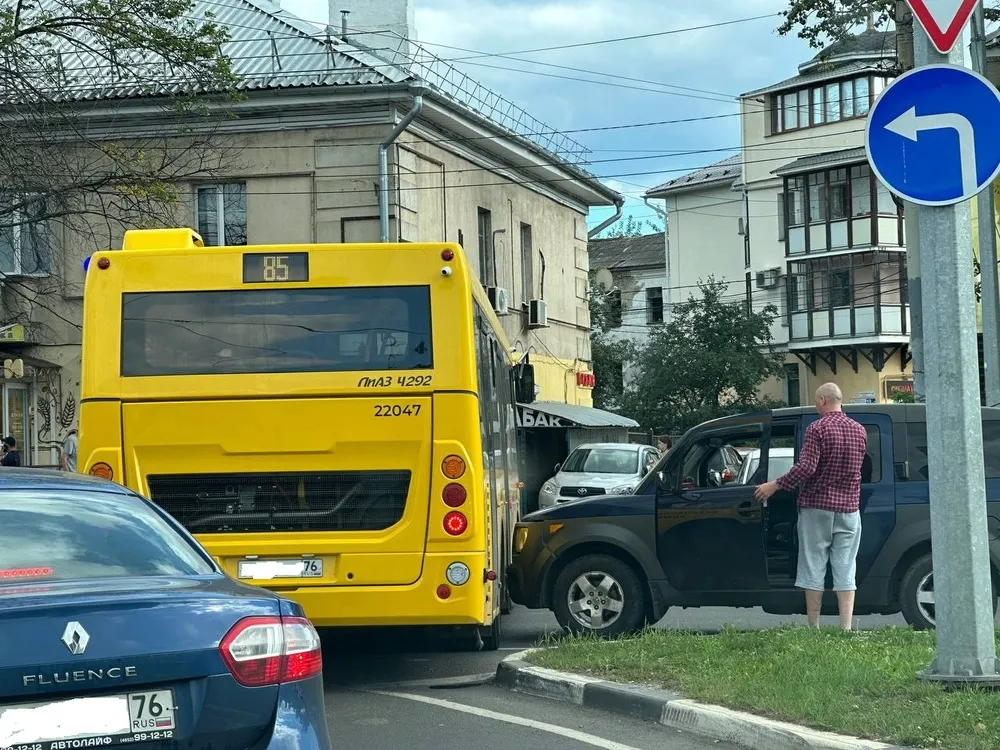 ДТП с желтым автобусом привело к пробке в Ярославле