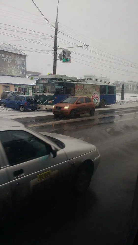 В Рыбинске троллейбус с пассажирами прижал легковушку к обочине