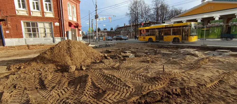 Власти ответили, почему замену плитки в центре Ярославля ведут скопом