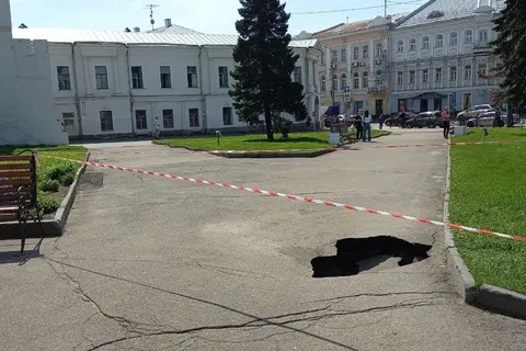 В Ярославле у Знаменской башни провалился асфальт