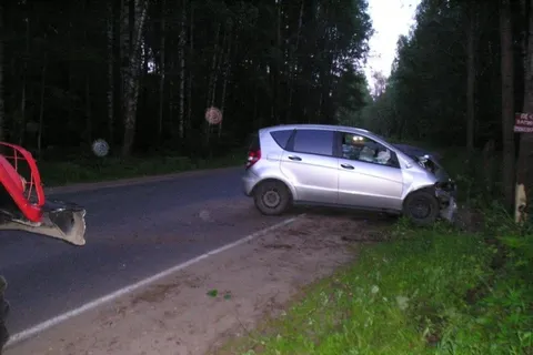 В Рыбинске «Мерседес» врезался в дерево