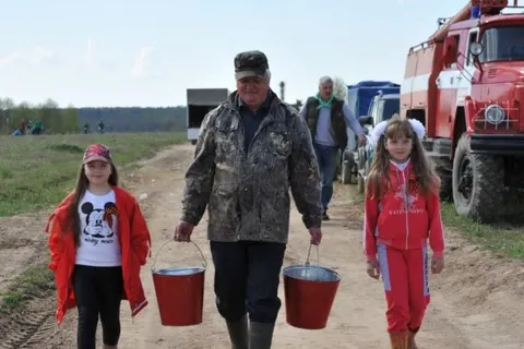 На родине Ушакова в Рыбинском районе посажено четыреста молодых сосен
