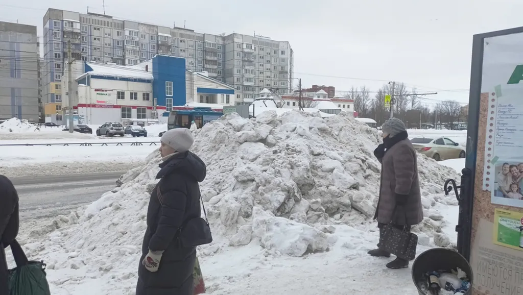 В Ярославле после уборки дороги завалили снегом остановку