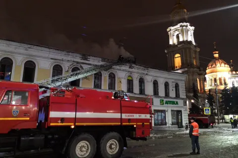 В центре Рыбинска горит торговый центр