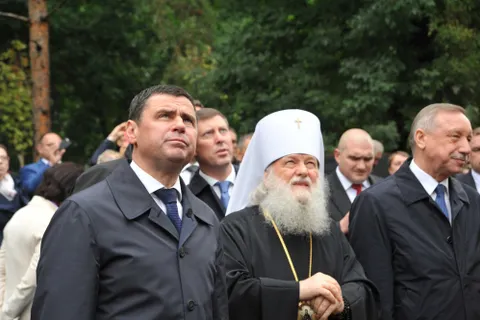 На храме Кирилло-Афанасьевского монастыря в Ярославле начали устанавливать купола