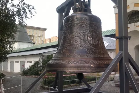 В Ярославской области освятили 1000-пудовый колокол для Новоспасского монастыря