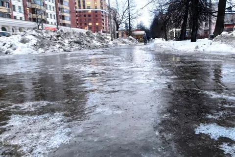 «Бабушки ползут на карачках»: ярославские улицы превратились в каток