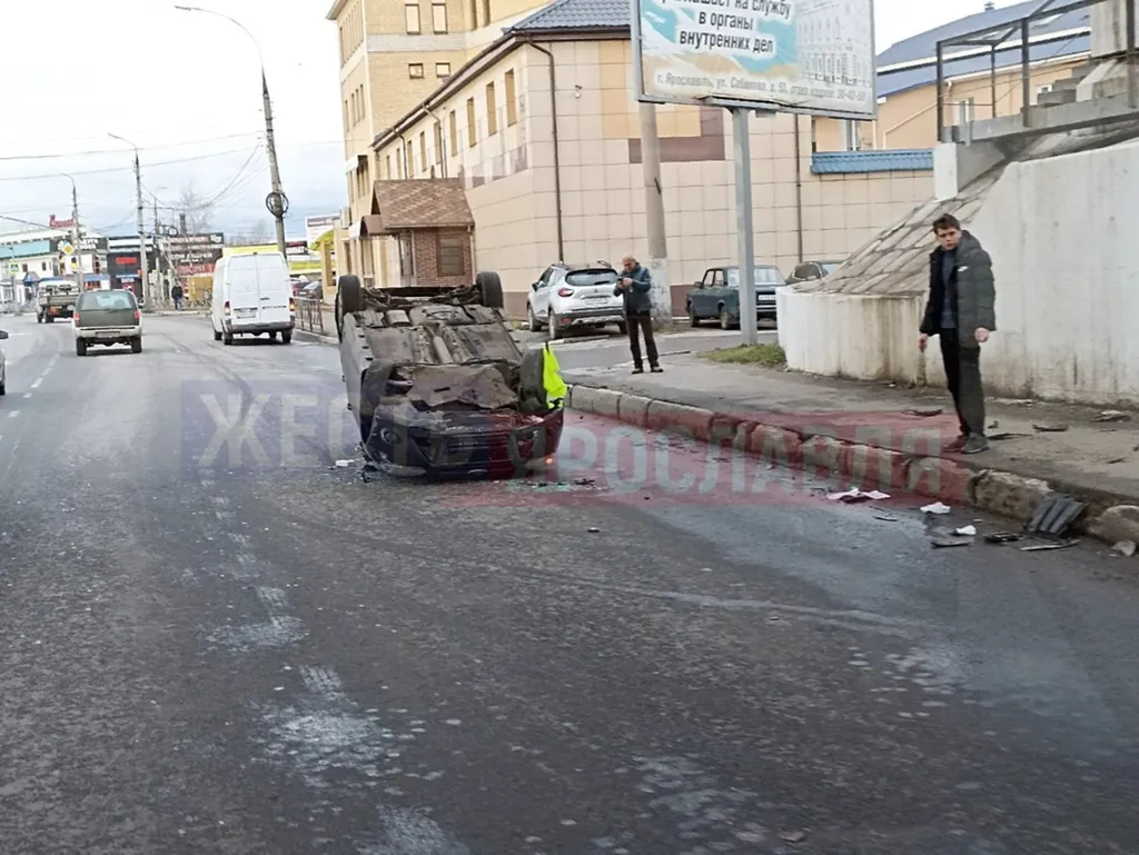 В Ярославле под путепроводом перевернулся автомобиль
