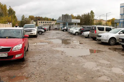 В Ярославле засыпали ямы у перинатального центра 