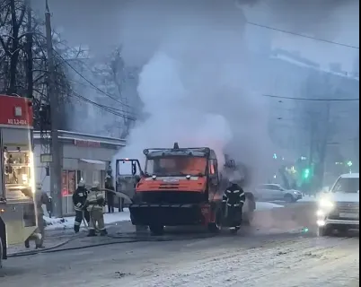 Сгорел на работе: в Ярославле полыхает снегоуборочная техника