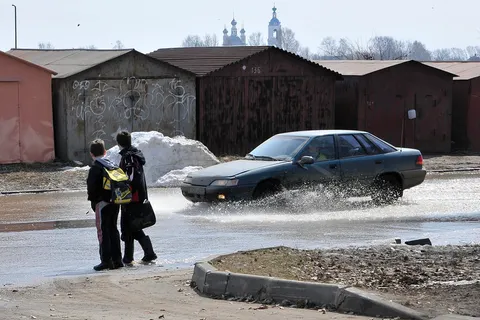 Талые воды заливают Резинотехнику Ярославля. Фоторепортаж