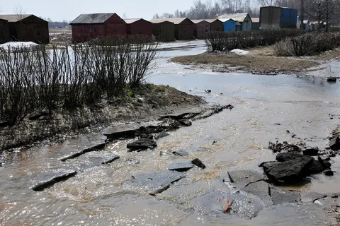 Талые воды заливают Резинотехнику Ярославля. Фоторепортаж