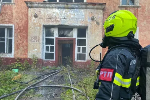 В Рыбинске полыхает заброшенная двухэтажка
