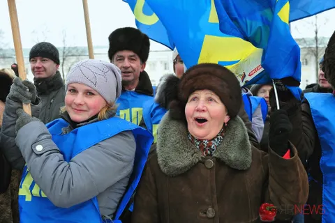 На митинге в поддержку Крыма ярославские партии меряются флагами. Фоторепортаж
