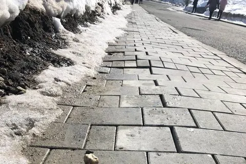В центре Ярославля вспучило недавно уложенную плитку