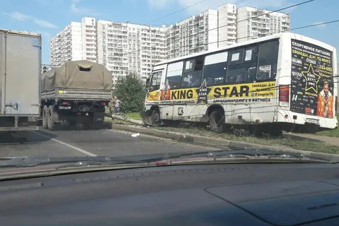 В Ярославле маршрутка на полном ходу врезалась в столб