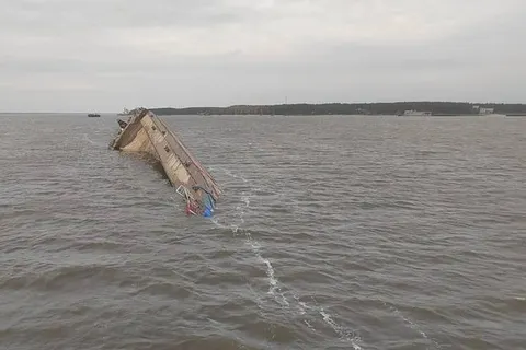 На Рыбинском водохранилище затонула баржа с песком
