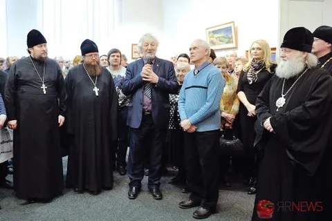 Желающие посетить выставку художника и священника Василия Шиханова не поместились в зал. Фоторепортаж