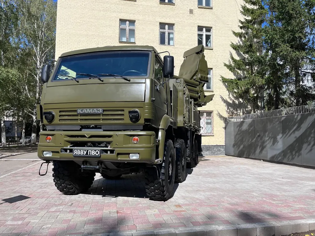 В Ярославле установили памятник зенитному комплексу
