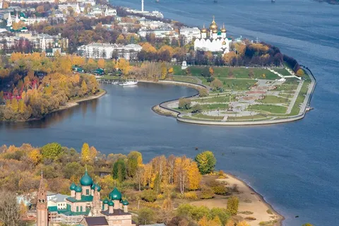 Над Ярославской областью начались полеты двухместного итальянского самолета