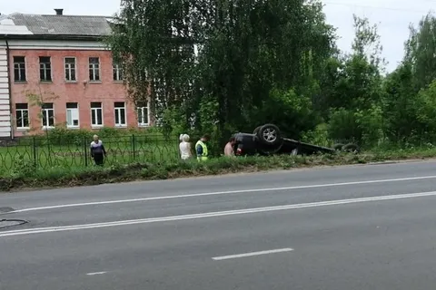 В Рыбинске перевернулась иномарка с пьяным водителем за рулем