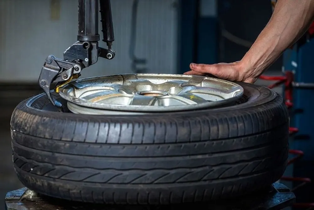В Ярославской области автомобильным диском убило работника шиномонтажа