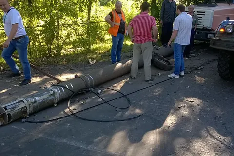 Легковушка снесла столб в Ярославле