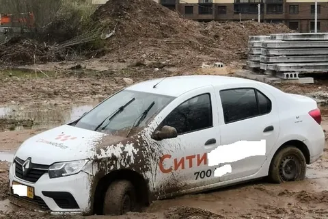 В Ярославле автомобиль такси застрял в грязи