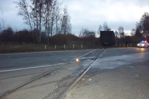 Ночью на дороге Ярославль-Рыбинск автомобиль врезался в поезд