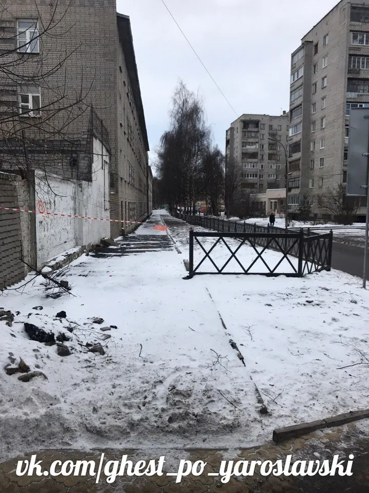 Снег в центре Ярославля расчистили и свалили на тротуар