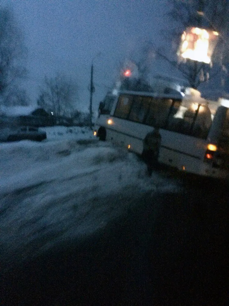 В Ярославле маршрутка по ходу движения завалилась на бок