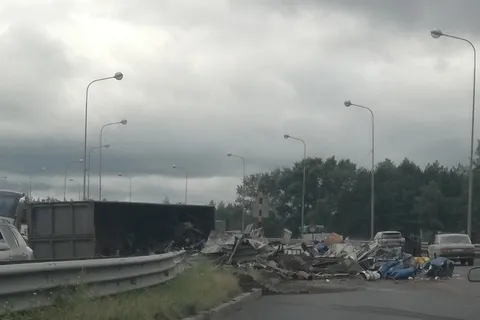 В Ярославле на мосту перевернулась фура: видео с места ДТП