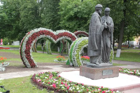 На Первомайском бульваре в Ярославле появились цветочные сердца