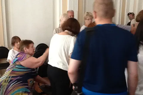В суде стало плохо матери Евгения Урлашова