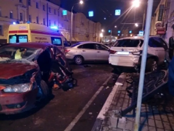 В ДТП у Волковского театра BMW Х5 снес забор