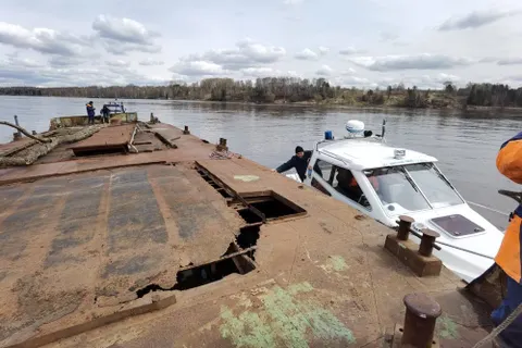 В Ярославле на Волге снова тонул дебаркадер